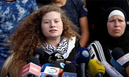 La joven Ahed Tamimi, icono de protesta palestina, sale de prisión